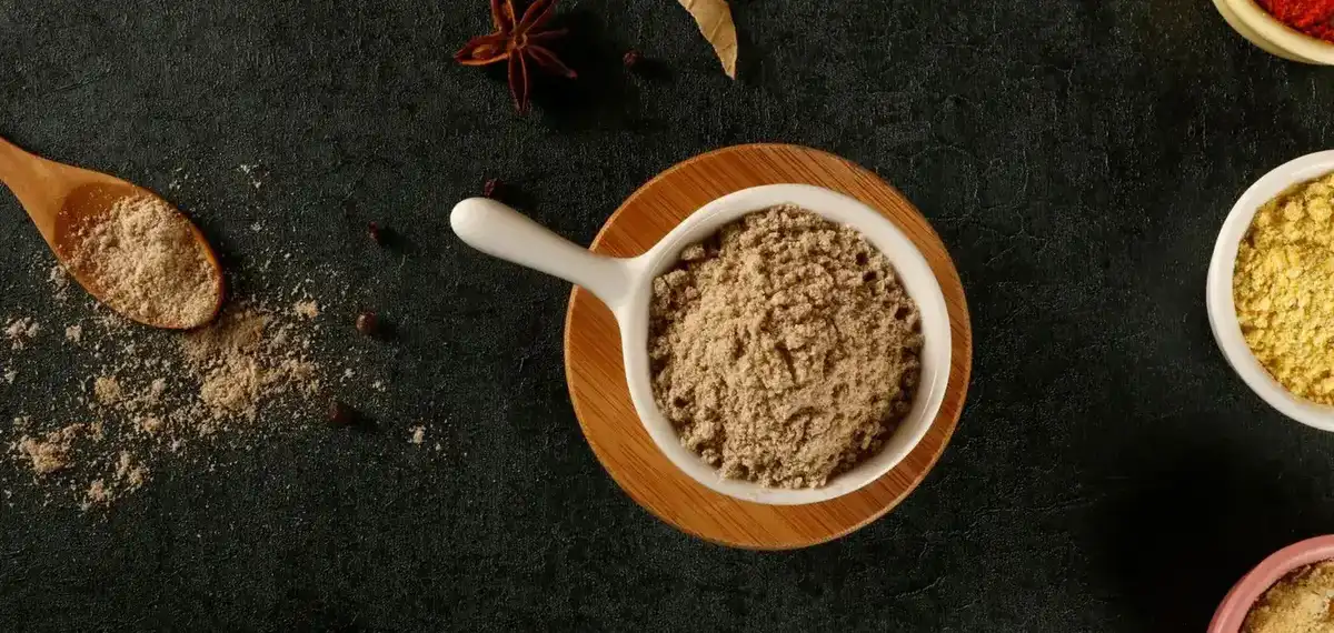 Épices et poudres végétales dans des bols de bois, vues de dessus