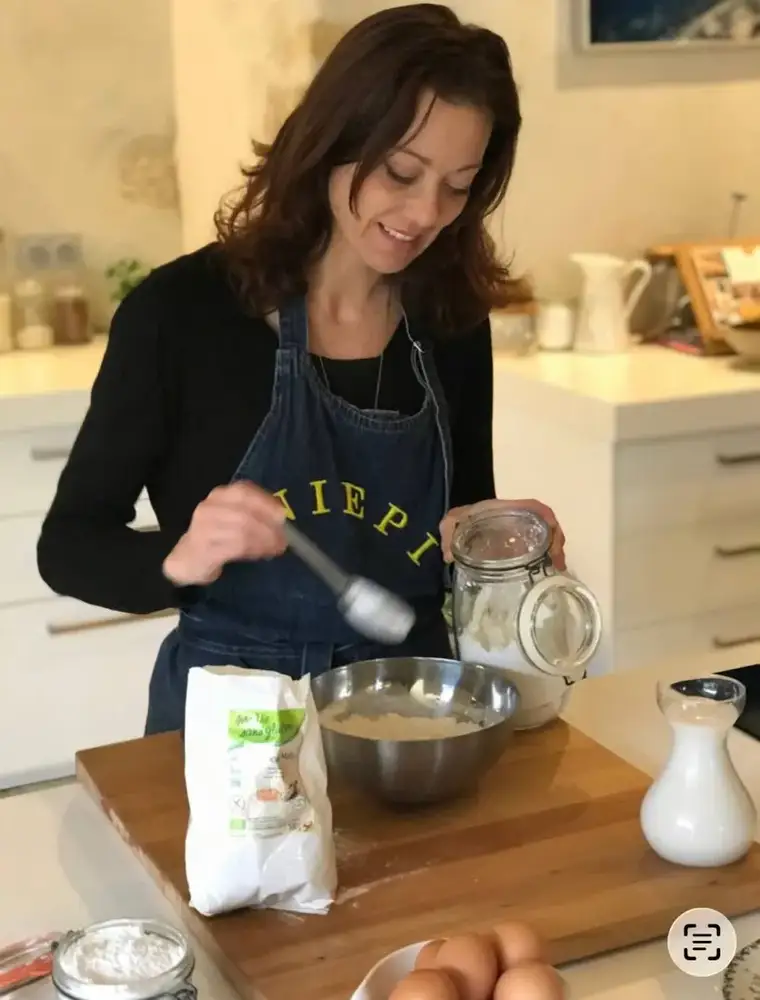 Frédérique Barral en cuisine, tablier Niépi, préparant une farine sans gluten